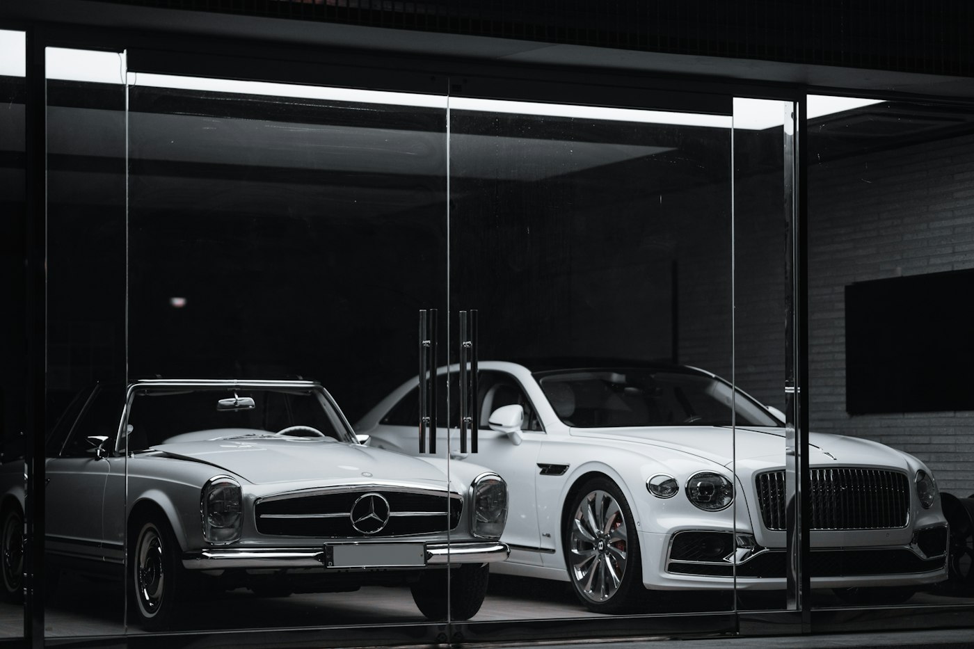 Oldtimer und Luxuswagen in einem Autohaus