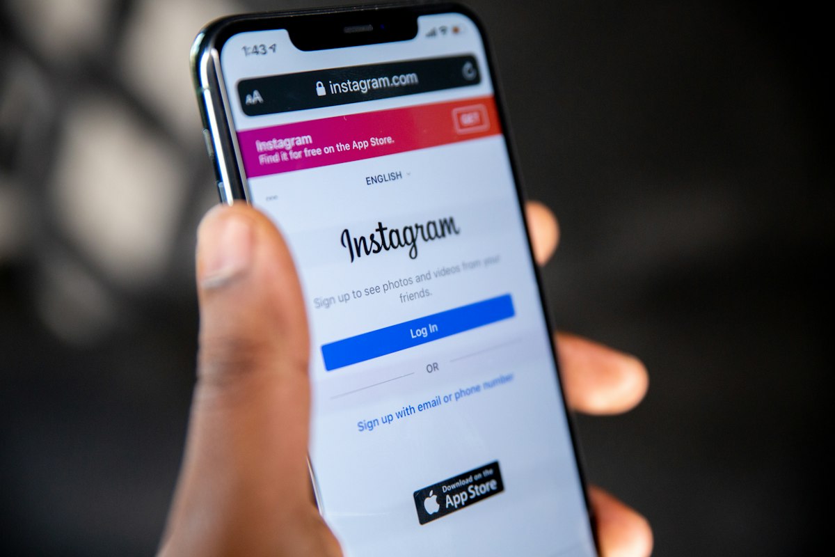 Smartphone mit geöffnetem Instagram